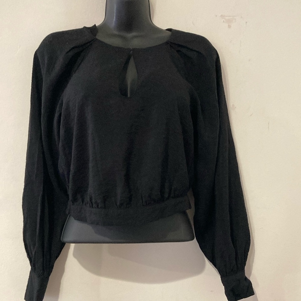 Banana Republic Black Puff Sleeve Crop Top in excellent pre~loved condition